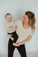 Remera de algodón elastizado con diseño apto para lactancia, de corte clásico, cuello redondo y mangas cortas.