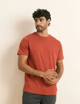 Remera básica de algodón color beige, de manga corta, con cuello redondo y un pequeño detalle bordado en el pecho.