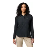 Camisa de senderismo Columbia de manga larga, color negro, con cuello clásico, cierre frontal con botones y múltiples bolsillos funcionales en el pecho. Presenta tecnología de protección solar y tejido transpirable de secado rápido.