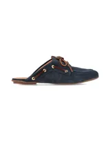 Zueco de cuero gamuza color azul marino, con diseño inspirado en los zapatos náuticos. Presenta cordones de cuero marrón, ojales metálicos dorados y costuras visibles en la puntera.
