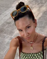 Par de aros dorados con forma cuadrada irregular y centro hueco.