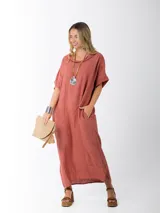 Vestido italiano largo color ladrillo, de lino 100%, con cuello tipo buche, mangas cortas y apliques de broderie en los hombros. Tiene tajos laterales.