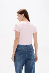 Top cropped de cuello redondo y manga corta, con ajuste al cuerpo.