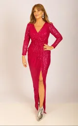 Vestido largo de fiesta color fucsia, con lentejuelas, escote en V, mangas largas y tajo lateral.