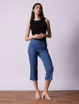 Pantalón capri de tencel azul denim, marca Ruby Rd. Pretina ancha elastizada, bolsillos delanteros simulados, bolsillos traseros aplicados y terminación de ruedo desflecado.