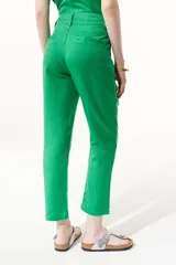 Pantalón chino verde confeccionado en lino y viscosa, de tiro medio-alto y pierna recta. Cuenta con bolsillos laterales y traseros.
