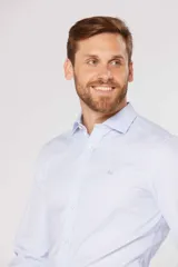 Camisa celeste con rayas verticales blancas, de vestir, con cuello clásico, manga larga, botones personalizados y logo bordado en el pecho.