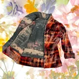 Chaqueta reversible con cuello esmoquin, de terciopelo con diseño abstracto en tonos naranja por un lado y estampado digital de una obra de arte por el otro.