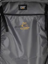 Mochila de cabina Caterpillar modelo Bobby Cabin Backpack, color negro con patrón geométrico texturizado. Cuenta con compartimento principal amplio, bolsillo frontal con cierre, asas acolchadas y el logo de la marca en el frente.