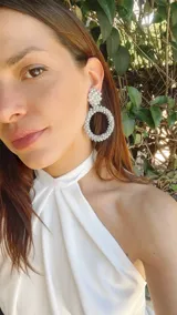 Aros colgantes con forma de argolla, realizados artesanalmente con cuentas de cristal azul.