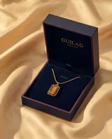 Collar de acero con baño de oro, compuesto por una cadena fina y un dije rectangular con piedra natural ojo de tigre.