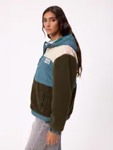 Campera con capucha de diseño combinado en bloques de color. Presenta una sección superior en pana rosada, una franja central en nylon marrón con logo de la marca y cuerpo inferior y mangas en tejido sherpa color crema. Incluye cierre frontal y bolsillos laterales.
