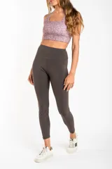 Legging deportivo de tiro alto en color negro, con ajuste ceñido al cuerpo y diseño minimalista.