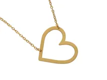 Collar dorado con dije de corazón calado.