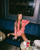 Remera de lycra premium con estampado abstracto en tonos rojos y blancos, de manga larga y cuello redondo.