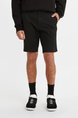 Bermuda Levi's modelo XX Chino Short II, color negro, de tiro medio y corte estándar con bolsillos laterales y traseros.