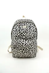 Mochila con estampado animal print tipo leopardo, compartimento principal con cierre, bolsillo frontal con cierre y correas ajustables.