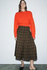 Jersey de lana 100% color azul marino, con cuello redondo, manga larga con hombreras y acabados en rib.