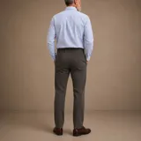 Pantalón de corte recto y estilo clásico, color azul marino, con bolsillos laterales y cierre frontal con botón y cremallera.