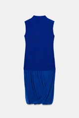 Vestido midi de color azul eléctrico con cuello subido y diseño sin mangas. Presenta un cuerpo liso y una falda con caída fluida y detalle de tul en el bajo.