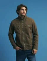 Campera técnica de tejido elástico en color azul marino, con capucha ajustable, cierre frontal y bolsillos laterales con cierre. Cuenta con forro interior de micro polar y ajuste en el ruedo.