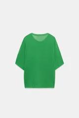 Chaqueta de punto de manga corta y cuello redondo en color verde, con cierre frontal de botones.