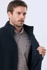 Campera de polar texturado grueso con interior de micropolar, cuello alto y cierre frontal. Cuenta con bolsillos laterales con cierre y un bolsillo vertical en el pecho.