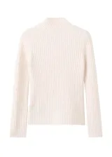 Jersey de punto canalé color blanco roto, de corte ajustado, con cuello alto y manga larga.
