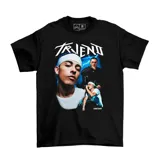Remera negra de algodón con estampado fotográfico del artista Trueno en el frente, acompañado por el logo del artista en tipografía estilo graffiti y efectos de rayos eléctricos.