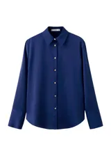 Camisa de satén azul satinado con cuello camisero, manga larga y cierre frontal de botones.