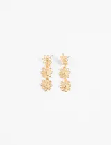 Aros colgantes dorados con tres flores caladas con textura.