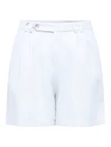 Short de tiro alto color blanco con pinzas delanteras, trabillas para cinto y cierre frontal con botón.