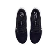 Championes de running Nike Pegasus 40, color negro con detalles en blanco. Presentan una parte superior de malla técnica transpirable, entresuela con tecnología Air Zoom para mayor amortiguación y suela de goma con tracción optimizada.