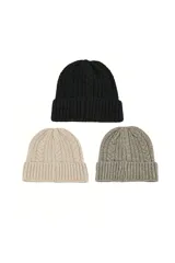 Gorro tipo beanie de punto trenzado en color negro, con borde acanalado y diseño clásico de invierno.