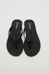 Chancletas negras de diseño clásico y minimalista, con tiras finas de dedo.