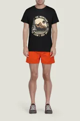 Short de baño verde con cintura elástica y cordón ajustable.