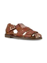 Sandalias de cuero color marrón, con diseño de tiras cruzadas y detalles con estampa animal print de serpiente, talón cerrado y hebilla metálica de ajuste en el lateral.