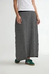 Falda midi de punto con diseño a rayas horizontales en blanco y negro, de corte recto y cintura elástica.