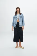 Campera de jean azul de calce clásico.