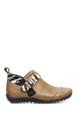 Bota baja de cuero color marrón, con diseño de botín, detalle de tira con hebilla lateral y aplique con estampa animal print de cebra en la parte trasera y el lateral. Cuenta con suela de goma negra con textura y costuras pespunteadas a contratono.