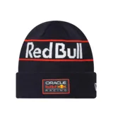Gorro de lana New Era con vuelta, de color azul marino, con diseño tejido de rayas rojas y la inscripción grande de Red Bull en blanco. Cuenta con un parche frontal de la escudería Oracle Red Bull Racing.