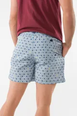 Short de baño azul con estampado de flamencos.