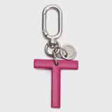 Llavero tipo charm con mosquetón metálico plateado, placa circular grabada con la marca Bubba y un aro circular de color fucsia.