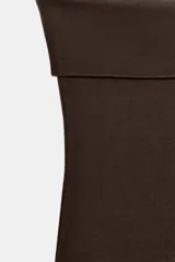 Vestido midi de corte bandeau con escote palabra de honor y detalle de vuelta en el pecho. Presenta una cintura entallada con pliegues y una falda con volumen en tejido combinado a tono.