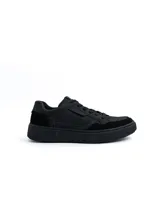 Championes negros de diseño urbano, confeccionados en ecocuero y ecogamuza, con suela de goma al tono y cordones negros.