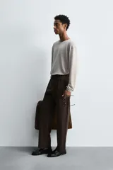 Jersey de cáñamo color negro, de corte regular fit, cuello redondo y manga larga. Los acabados son en rib.