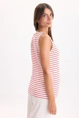 Musculosa de corte recto y escote redondo, confeccionada en tejido de algodón con diseño de rayas horizontales rojas sobre base blanca.