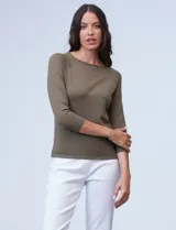 Buzo de tejido fino color beige, con cuello redondo, mangas tres cuartos y diseño raglán.