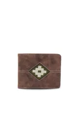 Billetera de cuero sintético color marrón con textura desgastada y detalle de bordado geométrico en forma de rombo en el frente. Cuenta con doble compartimento para billetes, tarjeteros y visor interior.
