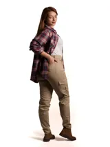 Camisa de viyela a cuadros, de manga larga, con cuello camisero y cierre frontal con botones.